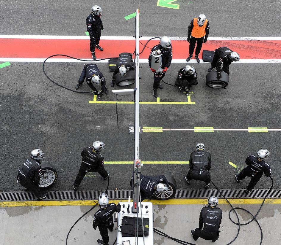 Die Meute lauert auf Beute. Mercedes-Mannschaft wartet auf Paul Di Resta.