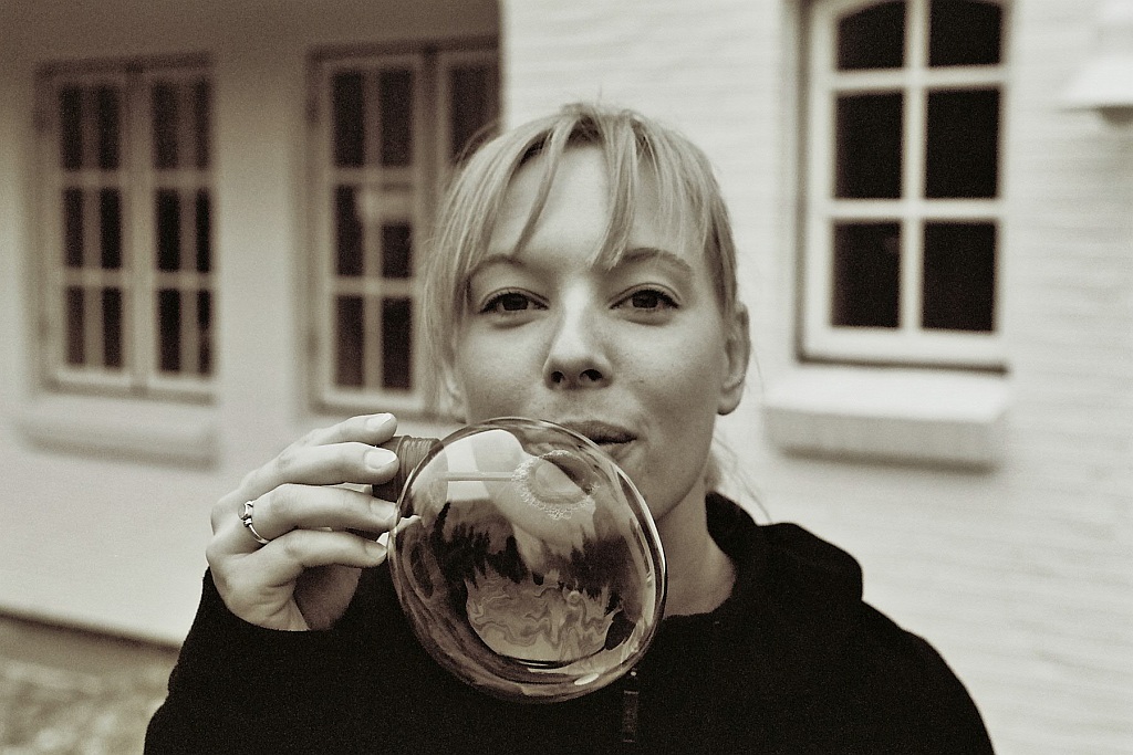 Die Seifenblase

Wie immer:
 Nikon F-501
 Nikkor 35-70