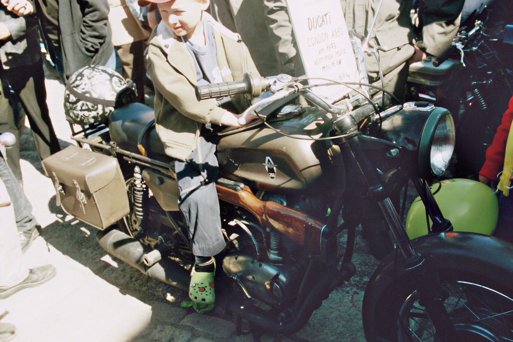 Die spinnen die Finnen
Motorradtreffen an Vappu (01.05.2009 in Hyvinkää Finland)
Exif: F-801s, AF 2,8/35-70, Dia-Film, ...