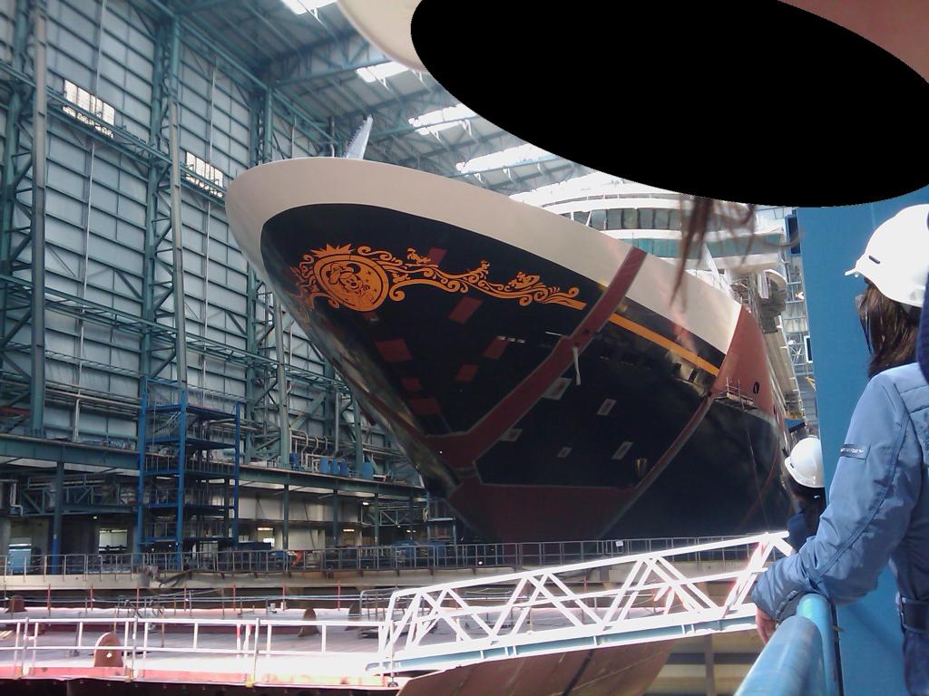 Disney Dream in der Meyerwerft Juni 2010
(aus der Hüfte mit dem Handy)