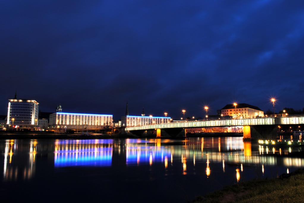 Donautor mit Nibelungenbrücke