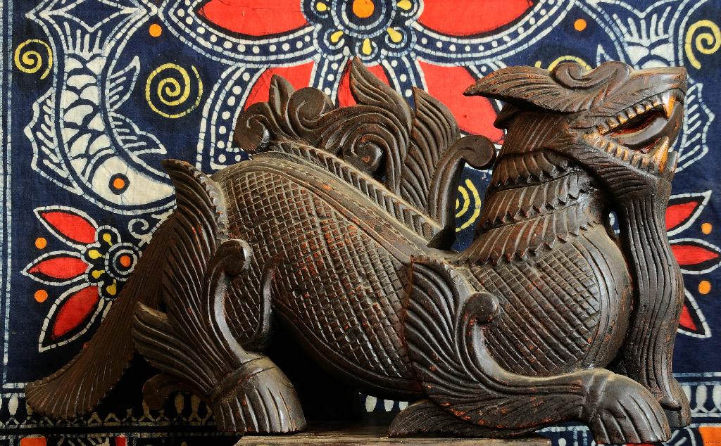 Drache - Myanmar, Holz, handgeschnitzt - ca. 17. Jahrhundert (Rückenschuppen abnehmbar - darunter befindet sich eine Geheimversteck z.B. für Edelstein