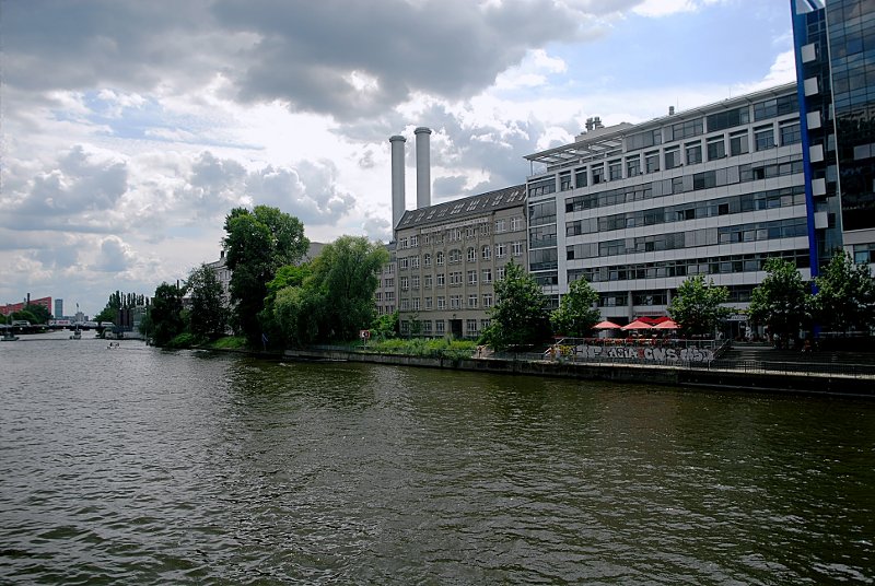 DreiRoteSchirmeMitWolken 0029 090706 800x536 85