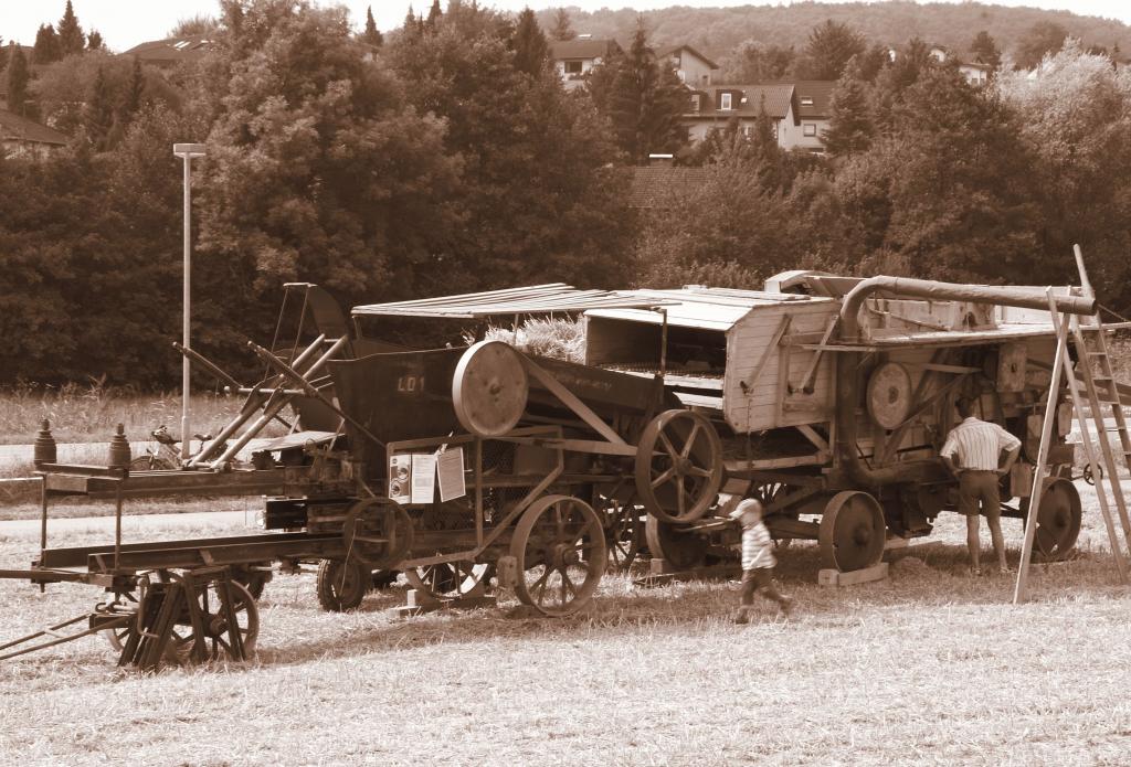 Dreschfest Dühren - alte Dreschmaschine

genau so stell' ich es mir vor, wie es früher war...

... naja, ignorieren wir mal die "futuristische" Straße