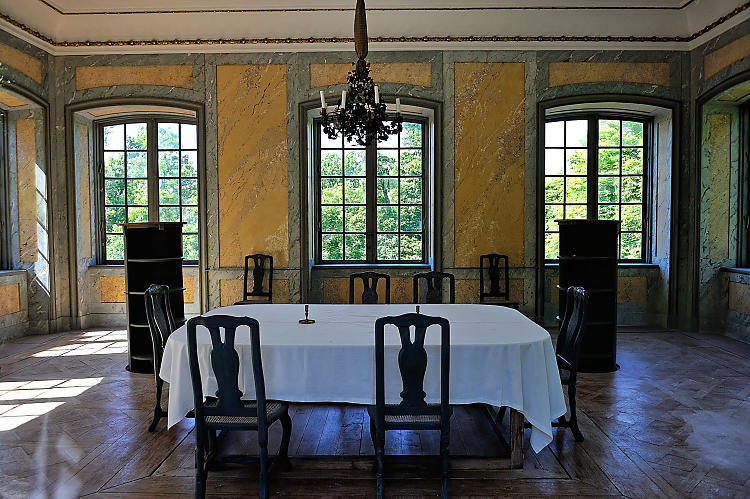 Drottningholm Gartenpavillon Speisezimmer.jpg