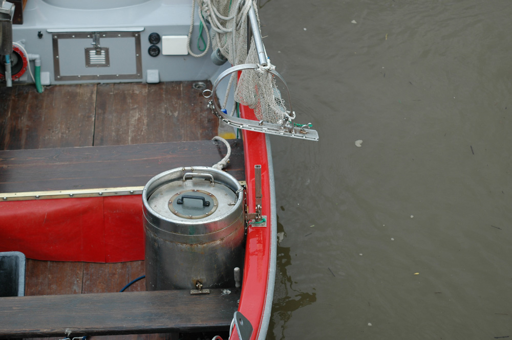 DSC 0030 A
verkleinert, Fokus lag auf Stange auf der Bootskante
