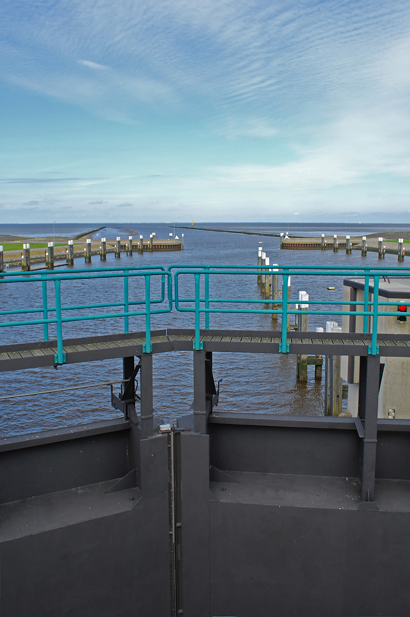 DSC 1120Axl - Schleusentore und Außenhafen von Leybuchtsiel