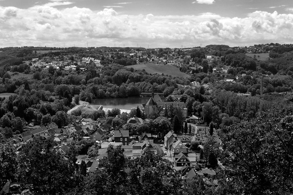 DSC 2054 bearbeitet klein B&amp;W

Wuppertal Beyenburg vom Bilstein aus gesehen