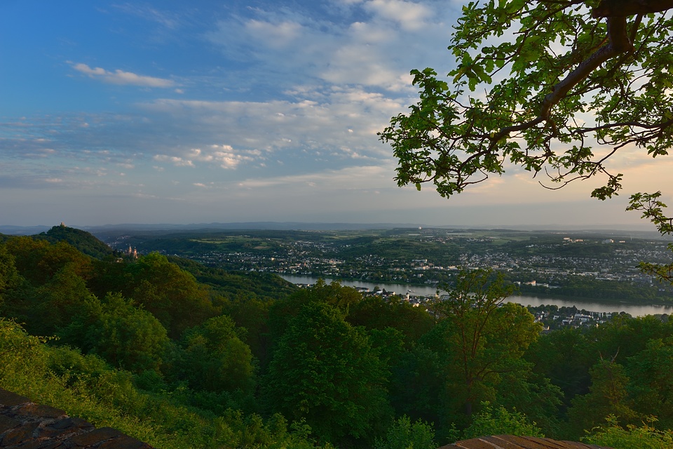 DSC0099 ganz NF-F
Blick vom Petersberg auf Drachenfels, Drachenburg und das Ländchen
D800, 1.4/24mm@f/11, 1/3s