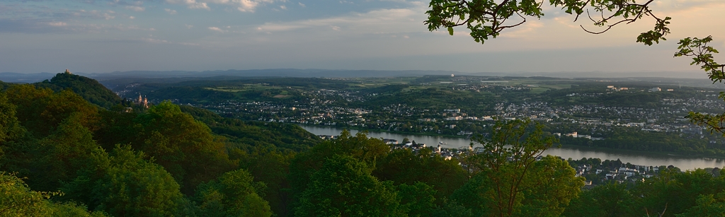 DSC0099 NF-F
Blick vom Petersberg auf Drachenfels, Drachenburg und das Ländchen
D800, 1.4/24mm@f/11, 1/3s