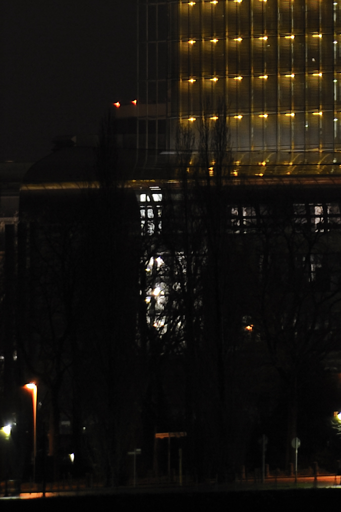DSC1751 NF F
Post Tower im Advent 2009
100% Crop
70-200 VRII