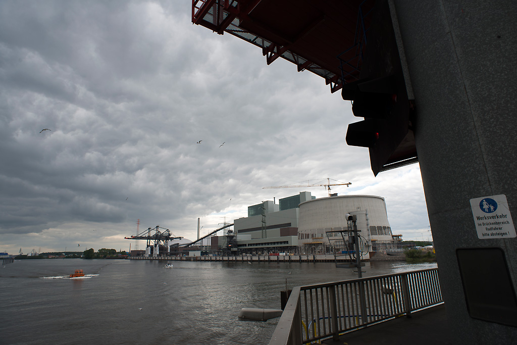 DSC1870 1024 ps1
Das Kraftwerk Moorburg von der Kattwykbrücke aus aufgenommen. Ein wenig apokalyptisch bei diesem Himmel wirkt es nach meiner Meinung.