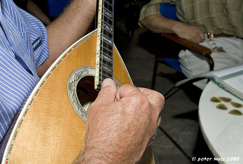 DSC4241-b Jiannis Loulourgas spielt Bouzouki