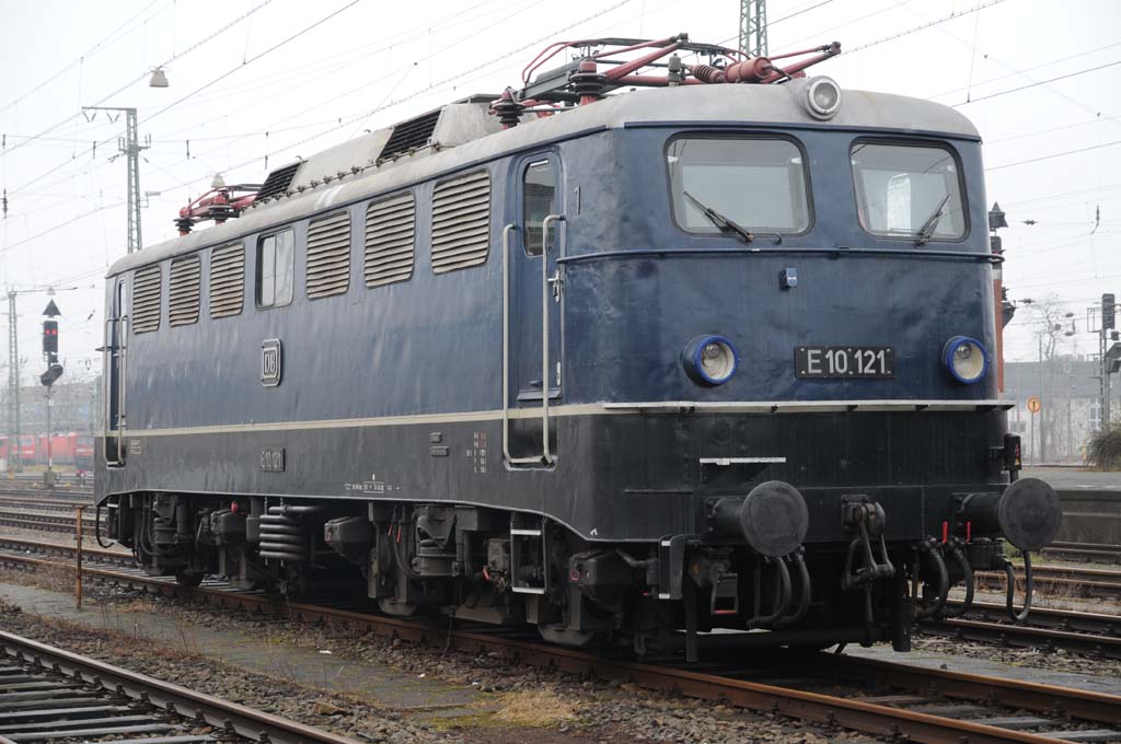 E 10 121