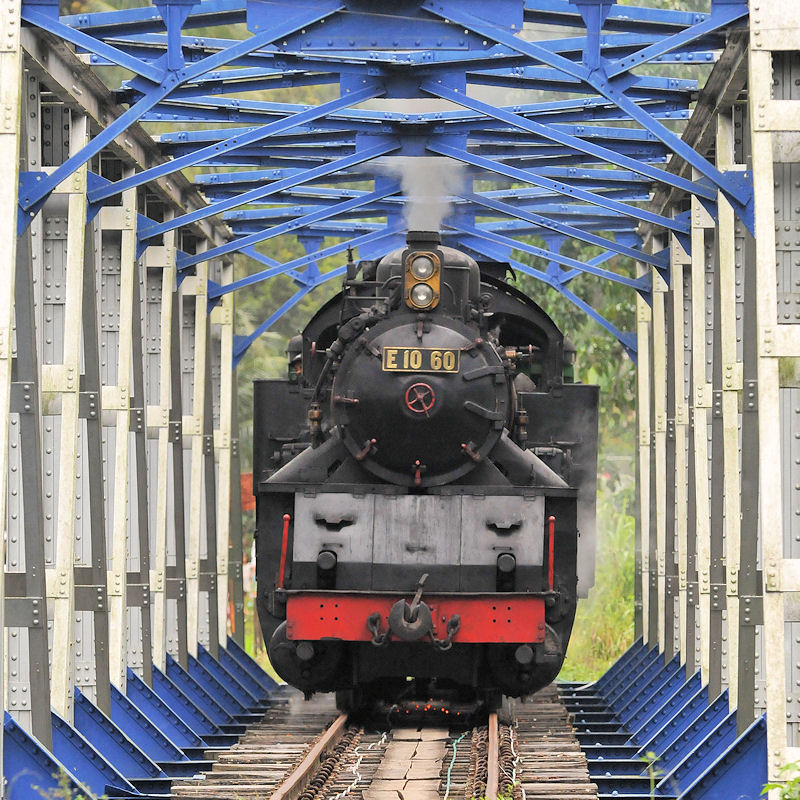 E1060 auf einer Brücke
(3783)