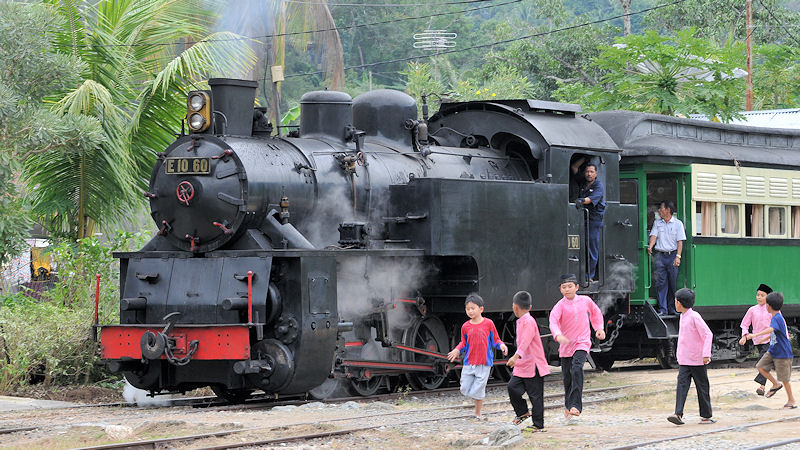 E1060 im Bahnhof Swahalunto, Sumatra
(3822)