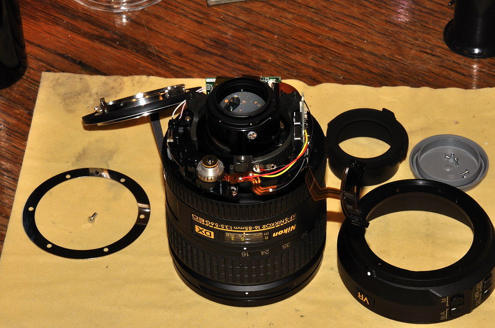 Ein AF-S DX 16-85/3.5-5.6G VR Nikkor hat keinen großen direkt antreibenden SWM, sondern nur einen kleinen mit Getriebe.