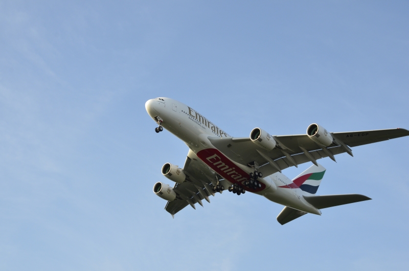 Ein Airbus A380 im Anflug auf das Airbus Gelände in Hamburg-Finkenwerder.