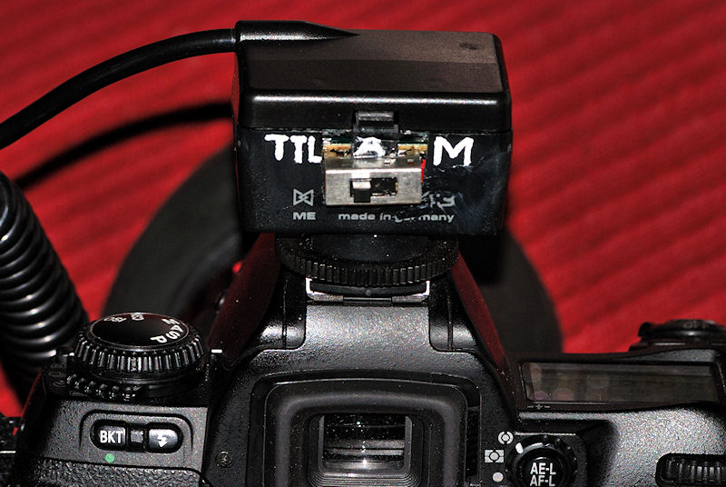 Ein alter SCA-Adapter, der an einer D80 auch in Stellung A oder M nicht fuktioniert (Blitzsysbol der Kamera blinkt), weil über den TTL-Kontakt immer i