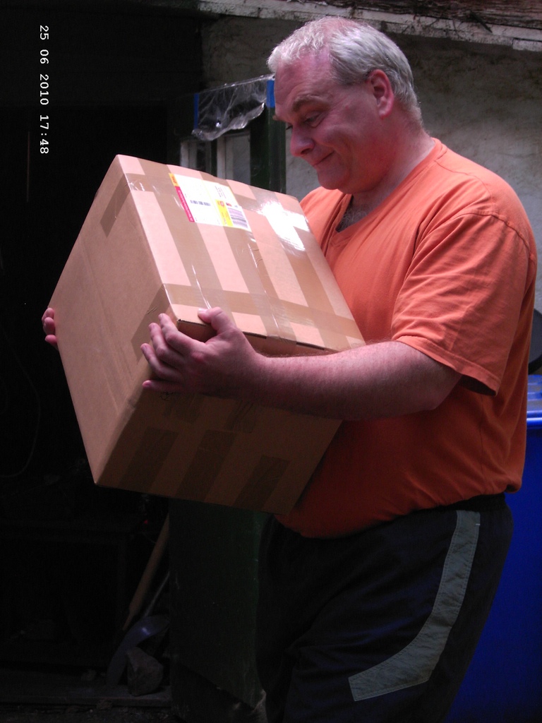 Ein armes, kleines Findelpaket ... ein leises Winseln ... ?