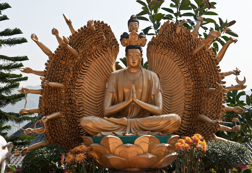 Ein Buddha im Tempel der 1000 Buddhas in Hong Kong