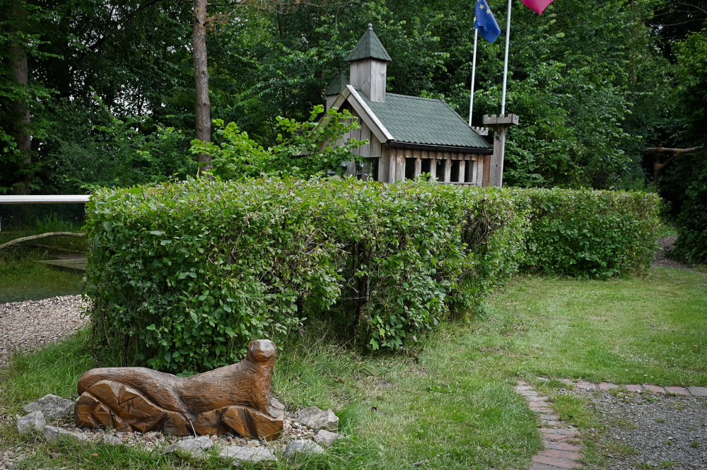 Ein feudales Heim nennen sie ihr eigen. Schön abgeschirmt gegen Besucher..jpg