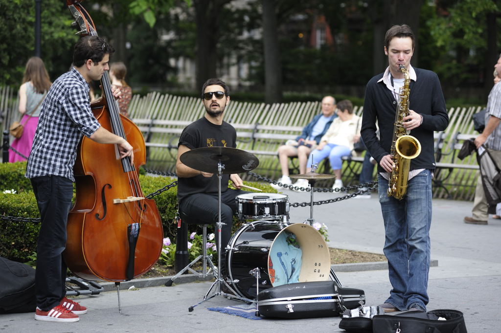 Ein junges Jazz-Trio gibt ein kostenloses Konzert auf dem Washington Square, NYC