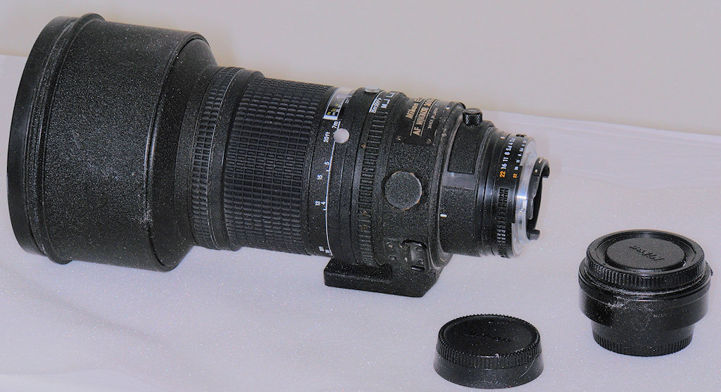 Ein Kellerfund:
300/2.8 ED Nikkor und TC-14B.
Aussen und innen komplett verpilzt und verschimmelt.