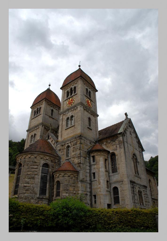 eine alte Kirche an der B27