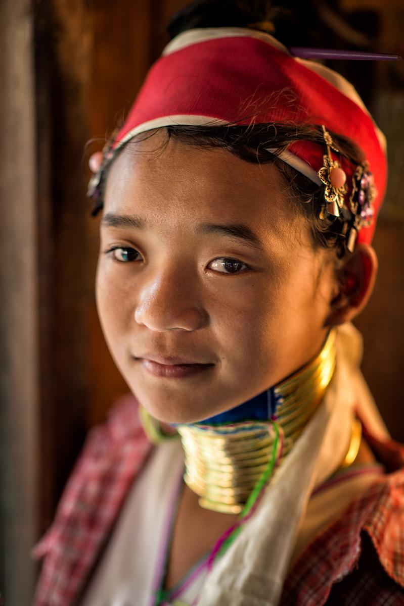 Eine junge "Karen"-Frau auf dem Inle See