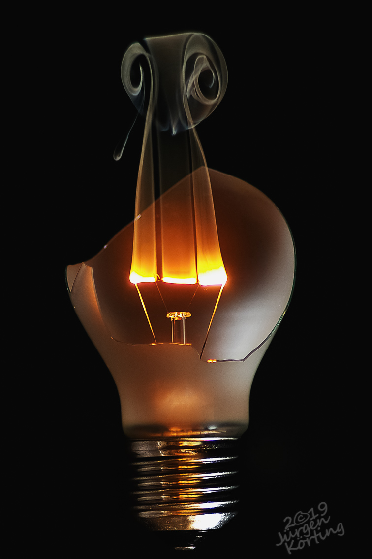 Eine Spielerei mit der guten alten Glühbirne. Nicht unbedingt selbst ausprobieren! Experimente mit Strom können gefährlich sein.