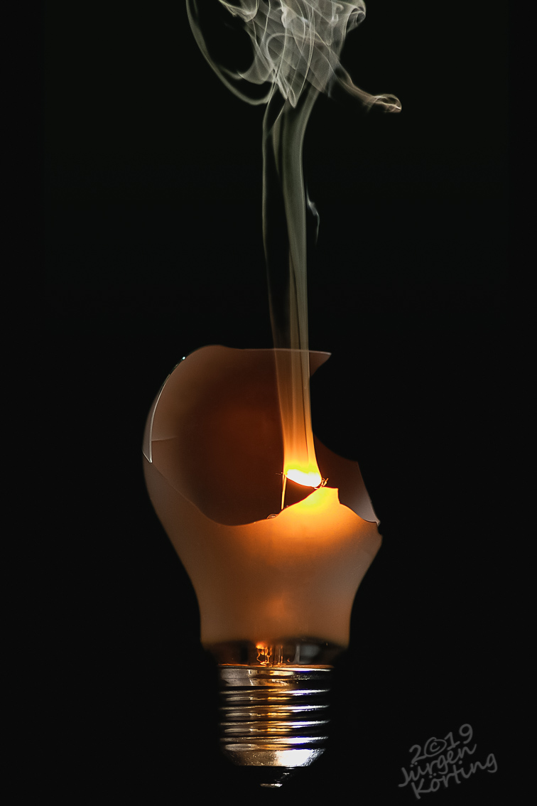Eine Spielerei mit der guten alten Glühbirne. Nicht unbedingt selbst ausprobieren! Experimente mit Strom können gefährlich sein.