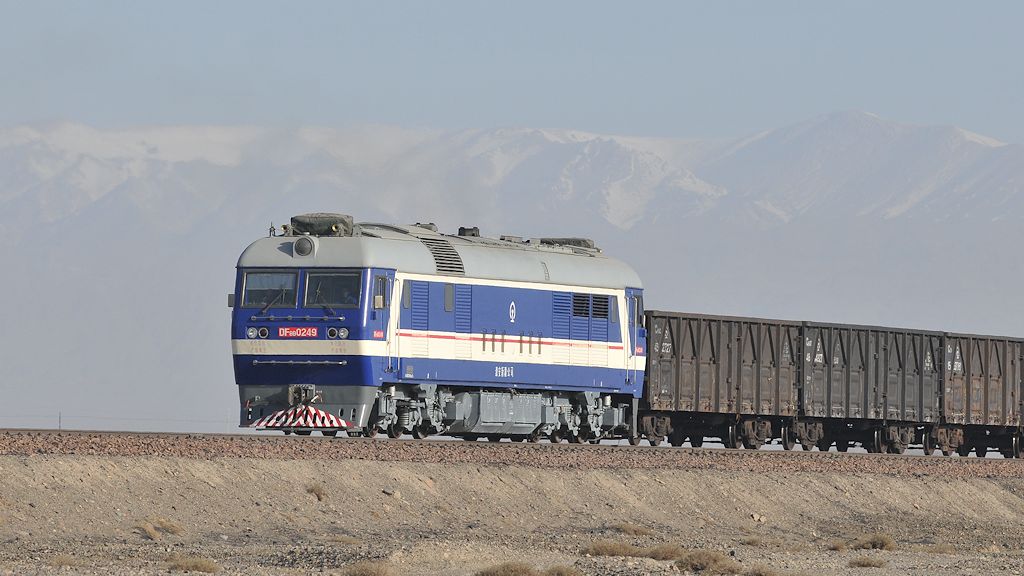 Eine von 4 Dieselloks der Minenbahn
DF8B 0249 schiebt Leerwagen zur Untertagemine Enjing
4320