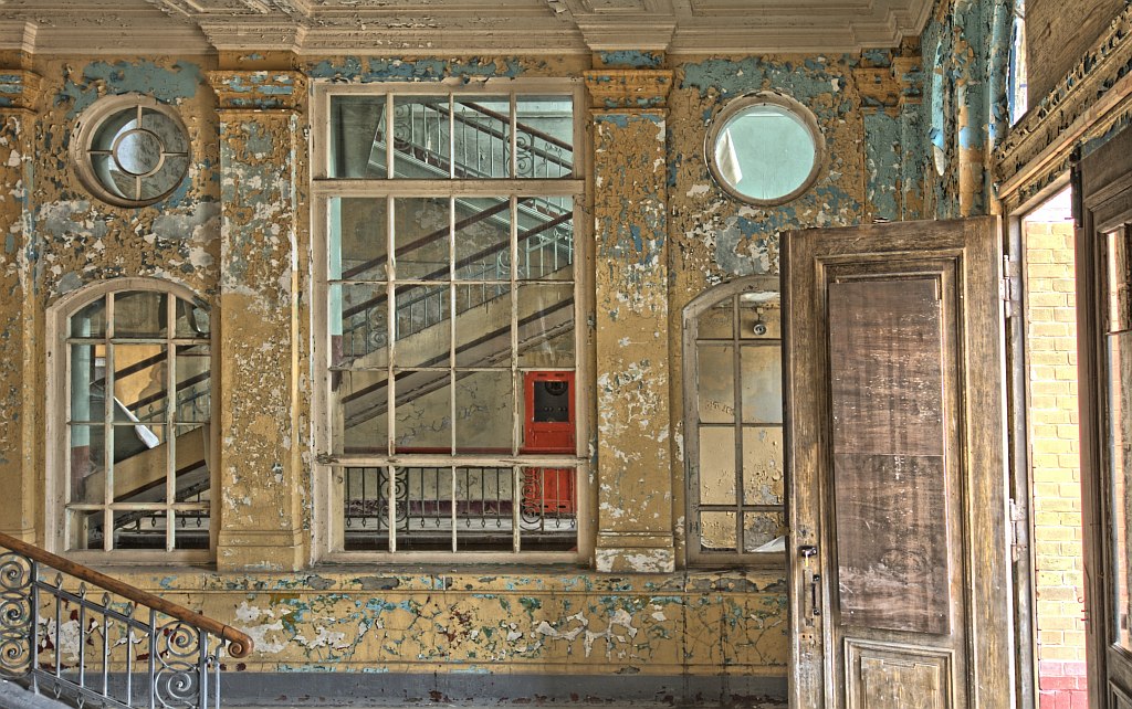 Eingangsbereich

Beelitz Heilstätten Eingangsbereich des Badehauses
Fotoführung mit go2know 11. März 2012
HDR aus 5
Kamera: D70
Objektiv: AF-S DX Nikk