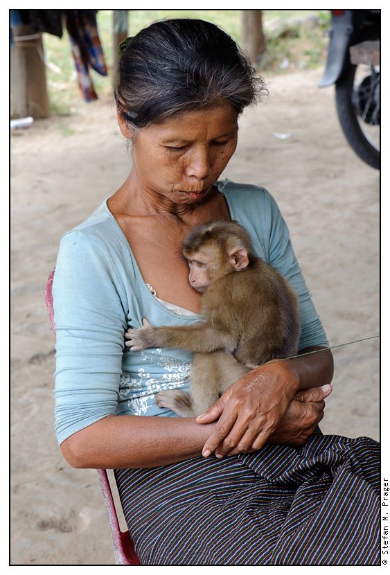 Einheimische mit kleinem Affen auf Don Det (Si Phan Don), Laos