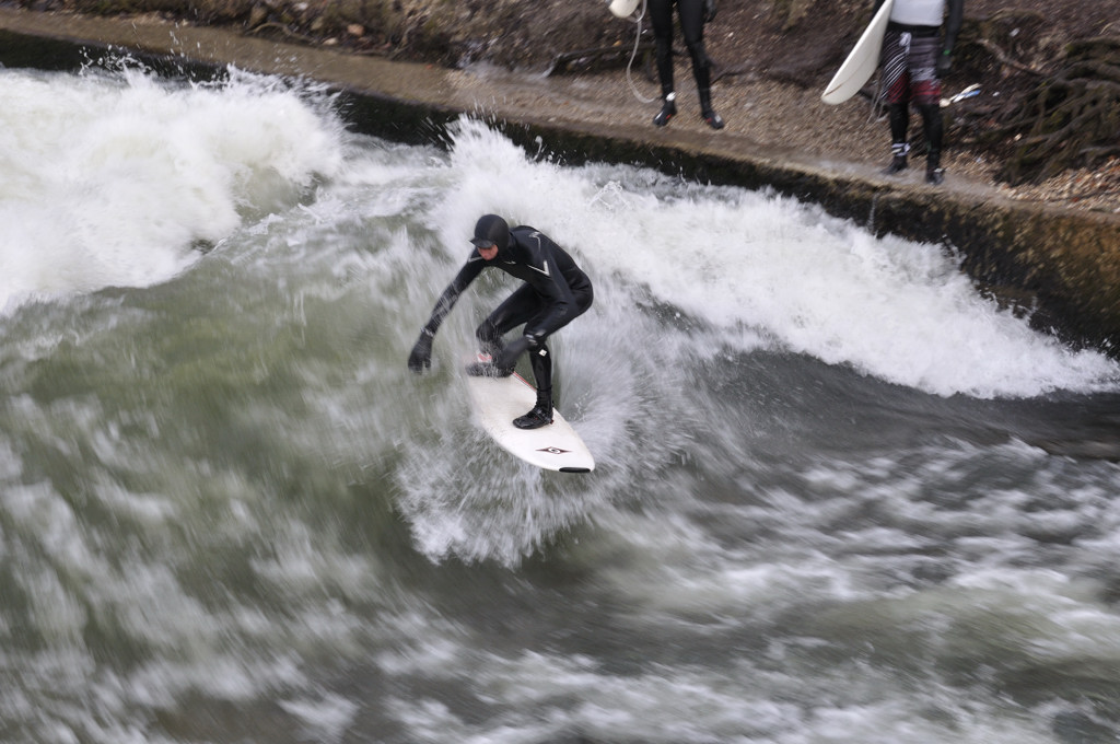 Eisbachsurfer2
München 27.12.2009
