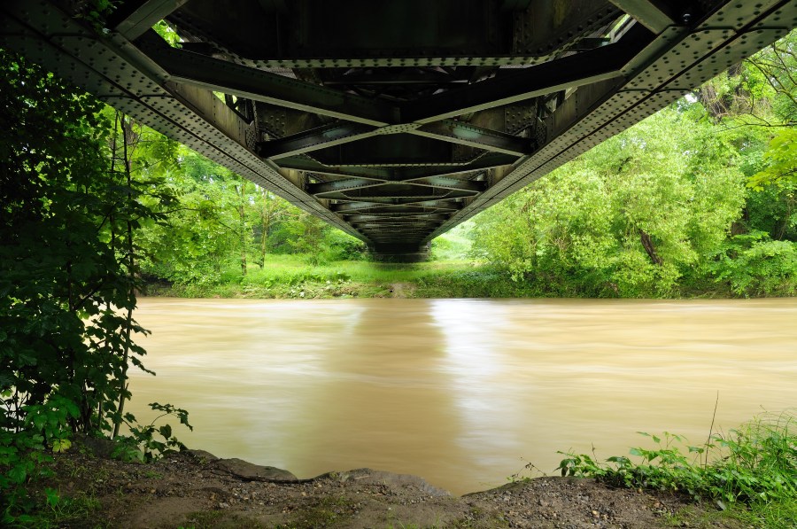 Eisenbahnbrücke über die Argen bei Hochwasser