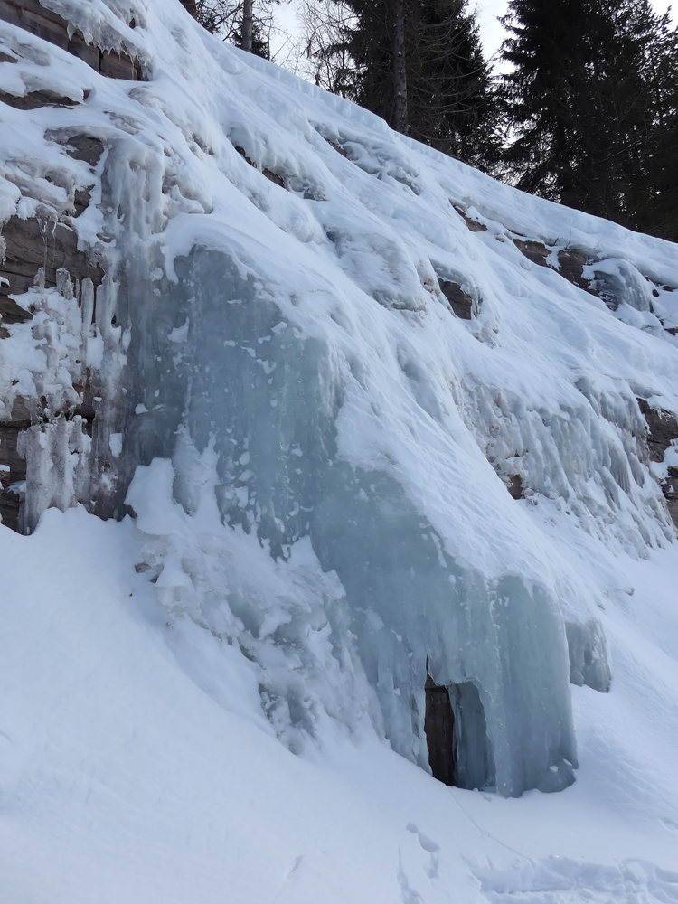 Eisfall mit Loch.jpg