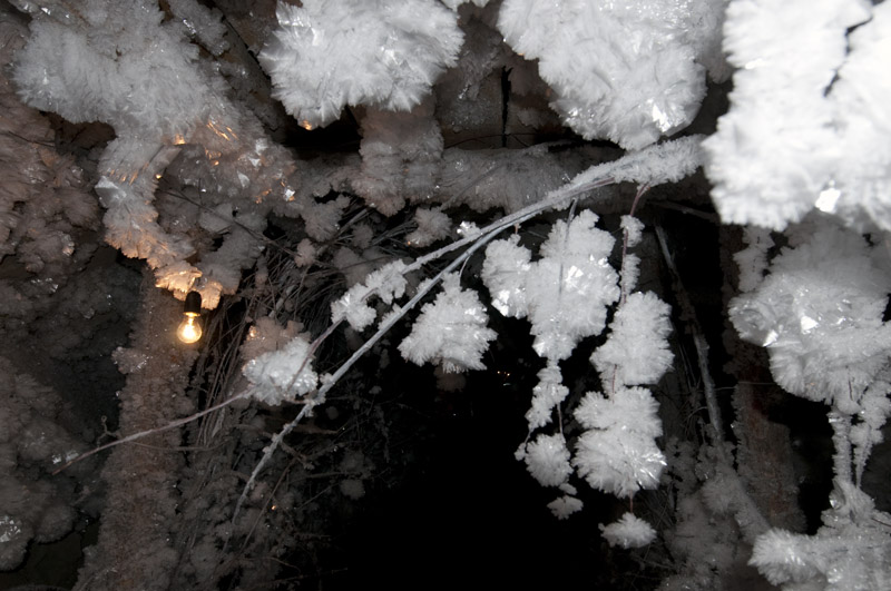 Eiskristalle im Permafrostboden von Tomtor