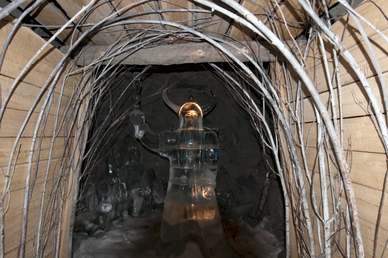 Eisskulptur im Museum von Tomtor