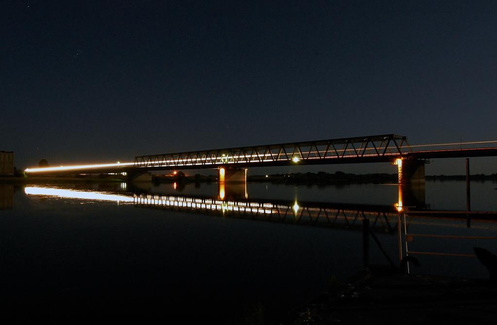 Elbbrücke Lauenburg - LKW hat am Anfang noch Fernlicht an