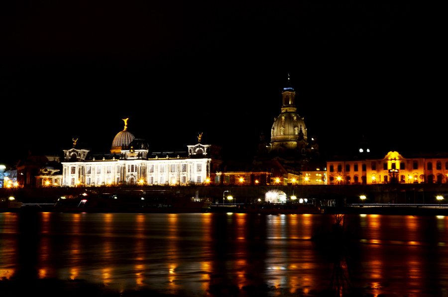 Elbufer in Dresden bei Nacht