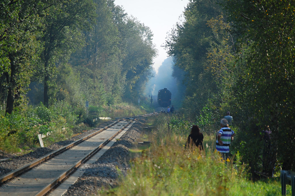Erst nur als ein kleiner Umriss, später deutlicher zu erkennen, nähert sich die 41 360 am 25.09.11 diesmal dem Bahnhof "Metelener Land" etwa 10km vor 