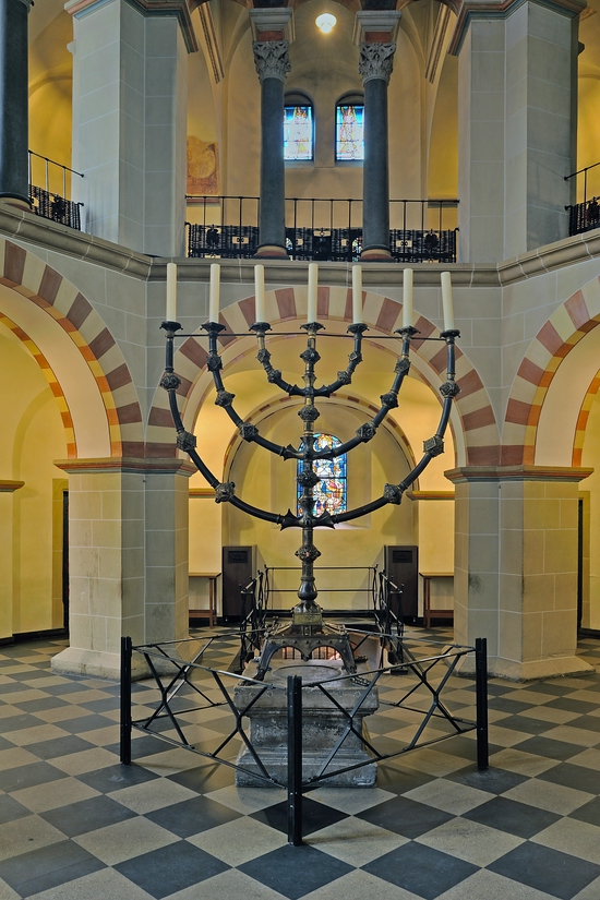 Essen - 29.08.2012 - Domleuchter

Der Essener Leuchter ist die älteste erhaltene, christliche Nachbildung des jüdischen Tempelleuchters.