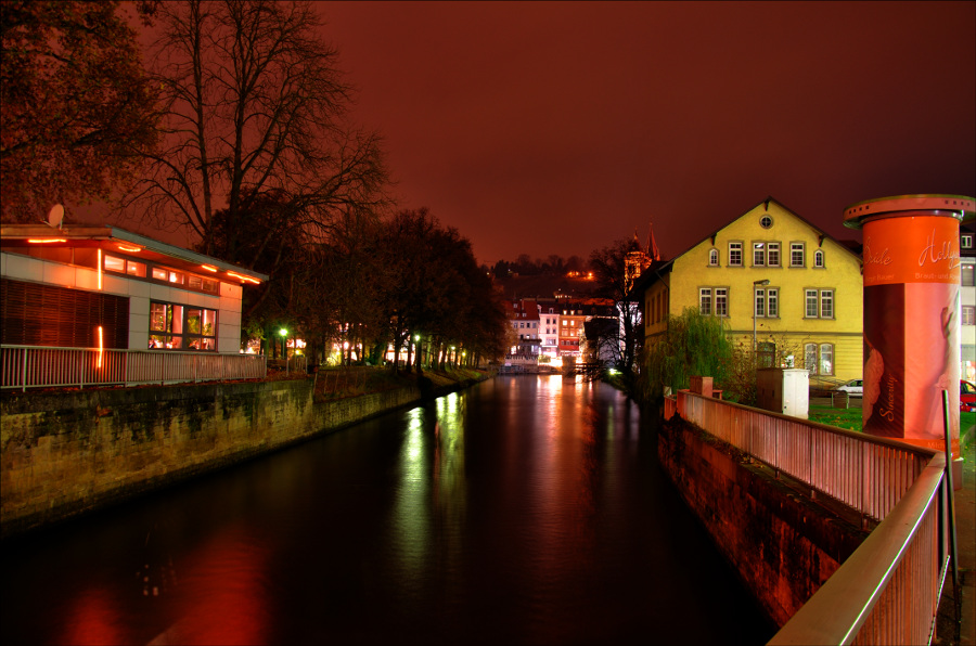 Esslingen nachts am Wasser
(HDR aus 3 Bildern von Beleuchtungsreihe, keine weiteren Bildbearbeitungen)