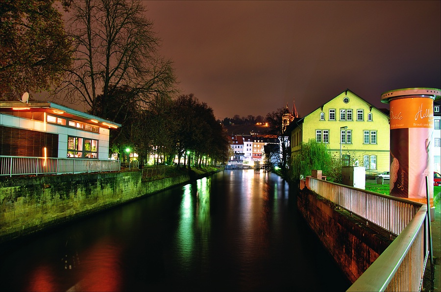 Esslingen nachts am Wasser
;) mit korrekterer Farbkorrektur (& schönem Grüß an's Laptop)
(HDR aus 3 Bildern von Beleuchtungsreihe, keine weiteren Bild