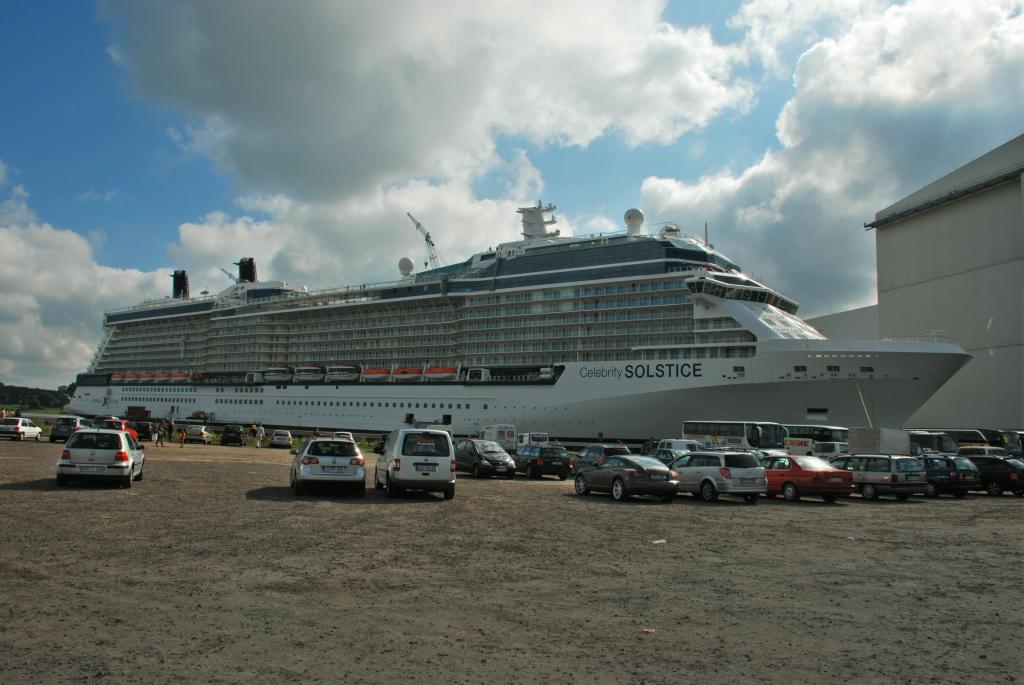 Etwa 294 m Stahl, gebaut in Papenburg, genannt "Celebrity Soltice"