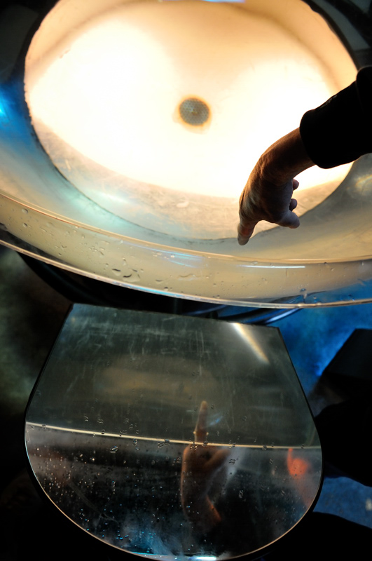experimentelle Spiegelung:
Finger ins Wasser gehalten. Unten sieht man im Spiegel den Finger so, wie ihn ein Fisch sehen würde