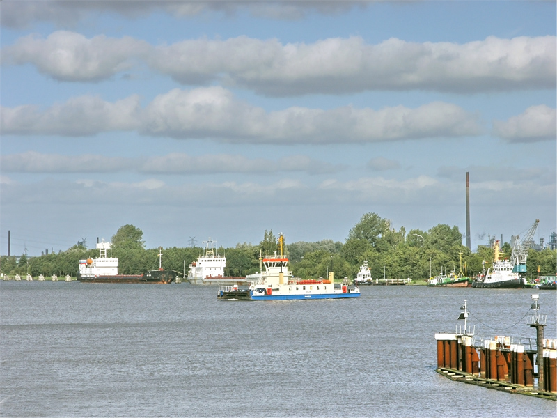 Fähre über den NOK in Brunsbüttel

Der Kraftfahrzeugverkehr in die Stadt führt am schnellsten über die Bundesstraße 5, die den Nord-Ostsee-Kanal mit d