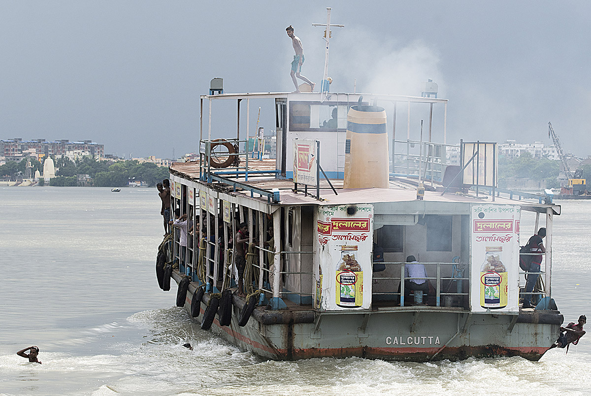 Fähre in Kalkutta . Kalkutta liegt übrigens nicht am Ganges, traue also keinem Schlager!